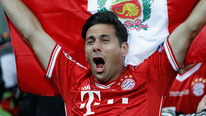 Claudio Pizarro jubelt über den Champions-League-Titel. 