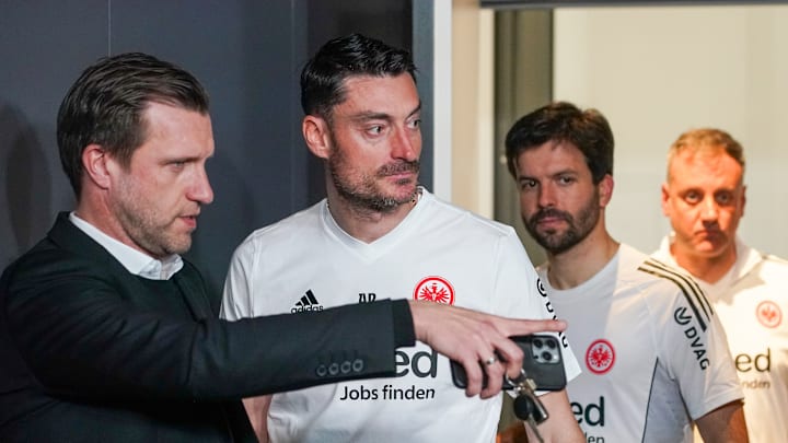 Markus Krösche (l.) und Albert Riera (2.v.l)
