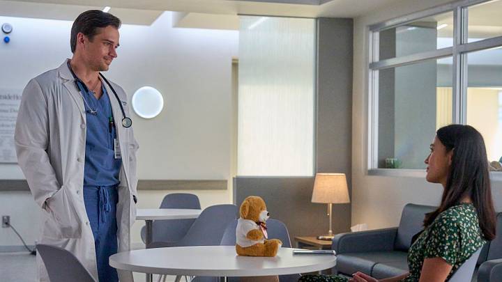 DOC: L-R: Jon Ecker and Anya Banerjee in the “Man Plans” episode of DOC airing Tuesday, Feb. 25 (9:00-10:00 PM ET/PT) on FOX. CR: FOX. ©2025 FOX Media LLC.