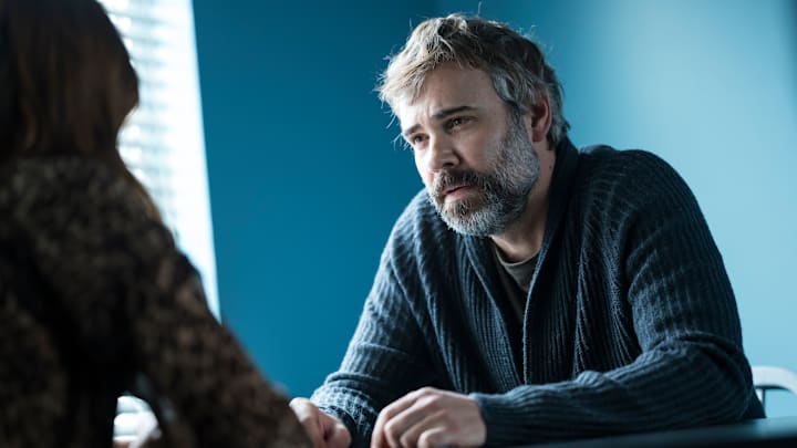 MURDER IN A SMALL TOWN: L-R: Rossif Sutherland and guest star Stana Katic in the “A Chill Rain” episode of MURDER IN A SMALL TOWN airing Tuesday, October. 8 (9:00-10:00 PM ET/PT) on FOX. ©2024 Fox Media LLC. CR: Kailey Schwerman/ FOX.