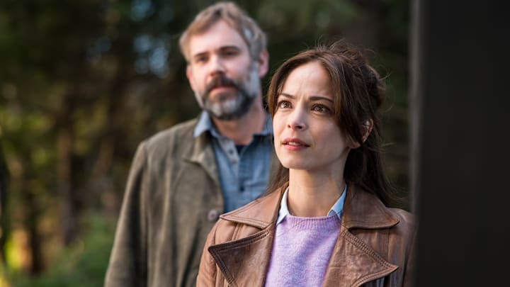 MURDER IN A SMALL TOWN: L-R: Rossif Sutherland and Kristin Kreuk in the series premiere of MURDER IN A SMALL TOWN airing Tuesday, Sept. 24 (8:00-9:30 PM ET/PT) on FOX. ©2024 Fox Media LLC. CR: Kailey Schwerman/ FOX.