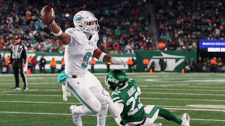 Jan 5, 2025; East Rutherford, New Jersey, USA; Miami Dolphins tight end Jonnu Smith (9) scores a touchdown during the fourth quarter of their game against the New York Jets at MetLife Stadium. Mandatory Credit: Ed Mulholland-Imagn Images