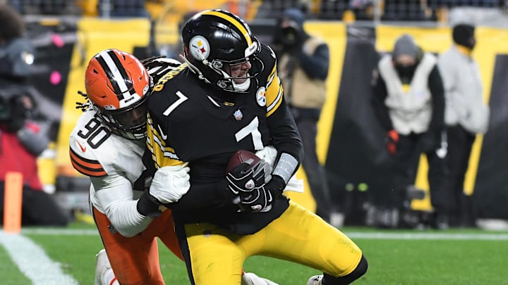 Jan 3, 2022; Pittsburgh, Pennsylvania, USA; Cleveland Browns defensive end Jadeveon Clowney (90) sacks Pittsburgh Steelers quarterback Ben Roethlisberger (7) during the third quarter at Heinz Field. Mandatory Credit: Philip G. Pavely-Imagn Images