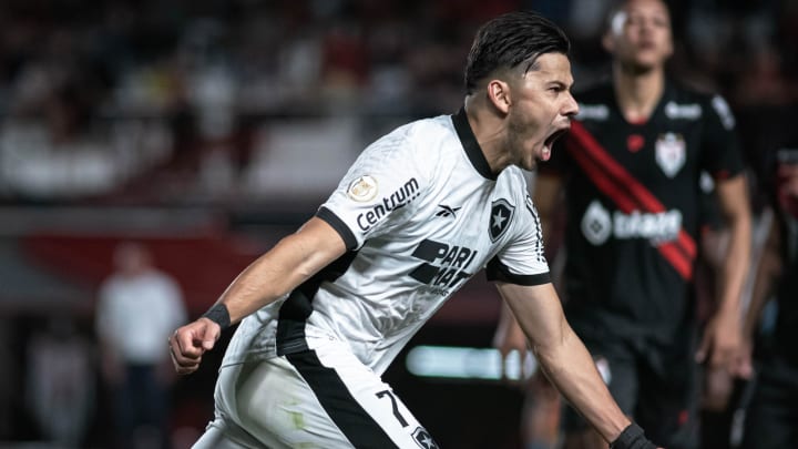 Botafogo quebra sequência ruim e goleia Atlético-GO no Brasileirão