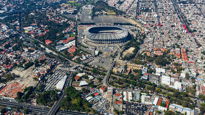 El Estadio Azteca vive su transformación final mientras la capital se prepara para recibir la inauguración del torneo más grande en la historia de la FIFA.