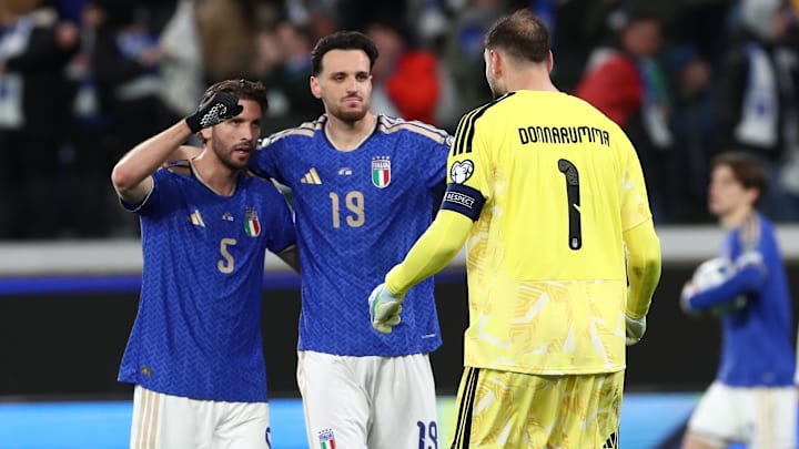 Donnarumma, Gatti y Locatelli celebran en Bérgamo el triunfo de Italia ante Irlanda del Norte, en el repechaje rumbo al Mundial de 2026.