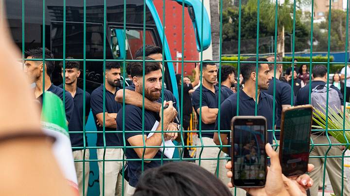 El jugador de la selección de Irán, Alireza Jahanbakhsh, se despide de la afición mexicana tras la participación de su equipo en la Copa Mundial El jugador de la selección de Irán, Alireza Jahanbakhsh, se despide de la afición mexicana tras la participación de su equipo en la Copa Mundial