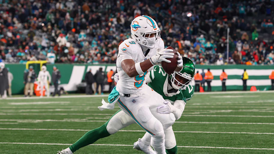 Miami Dolphins tight end Jonnu Smith (9) scores a touchdown during the fourth quarter of their game against the New York Jets at MetLife Stadium. | Ed Mulholland-Imagn Images