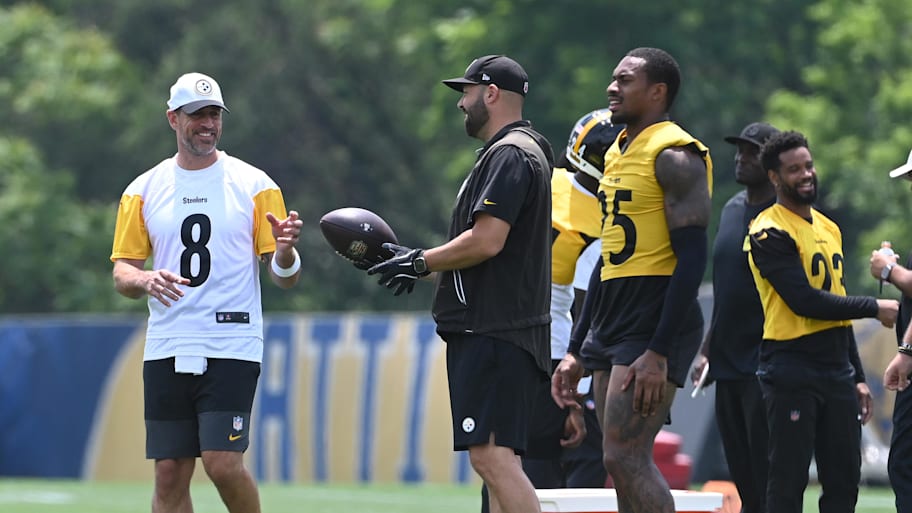 Aaron Rodgers hasn't been reluctant to help rookie quarterback Will Howard in their first few days as teammates with the Steelers. | Philip G. Pavely-Imagn Images