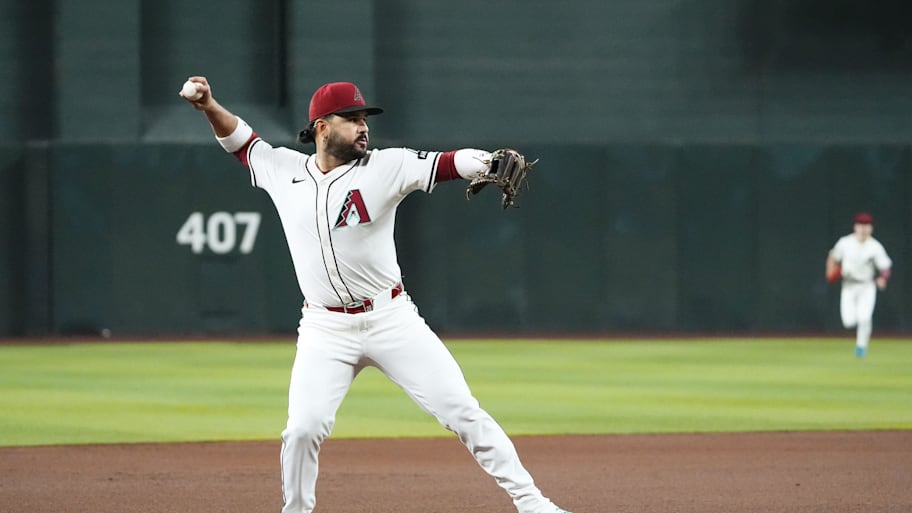 Eugenio Suarez throws out a reported future division rival's baserunner during a game against the Astros. | Rob Schumacher/The Republic / USA TODAY NETWORK via Imagn Images