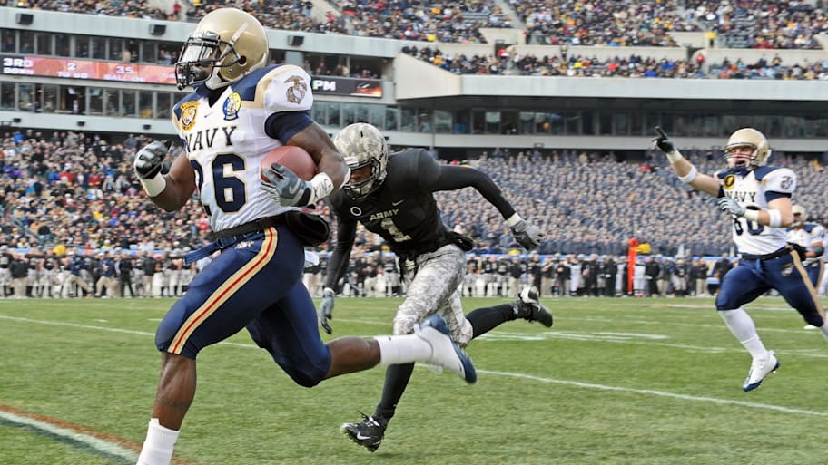 Navy Midshipmen running back Shun White runs for a touchdown against the Army Black Knights in the 2008 Army-Navy Game.