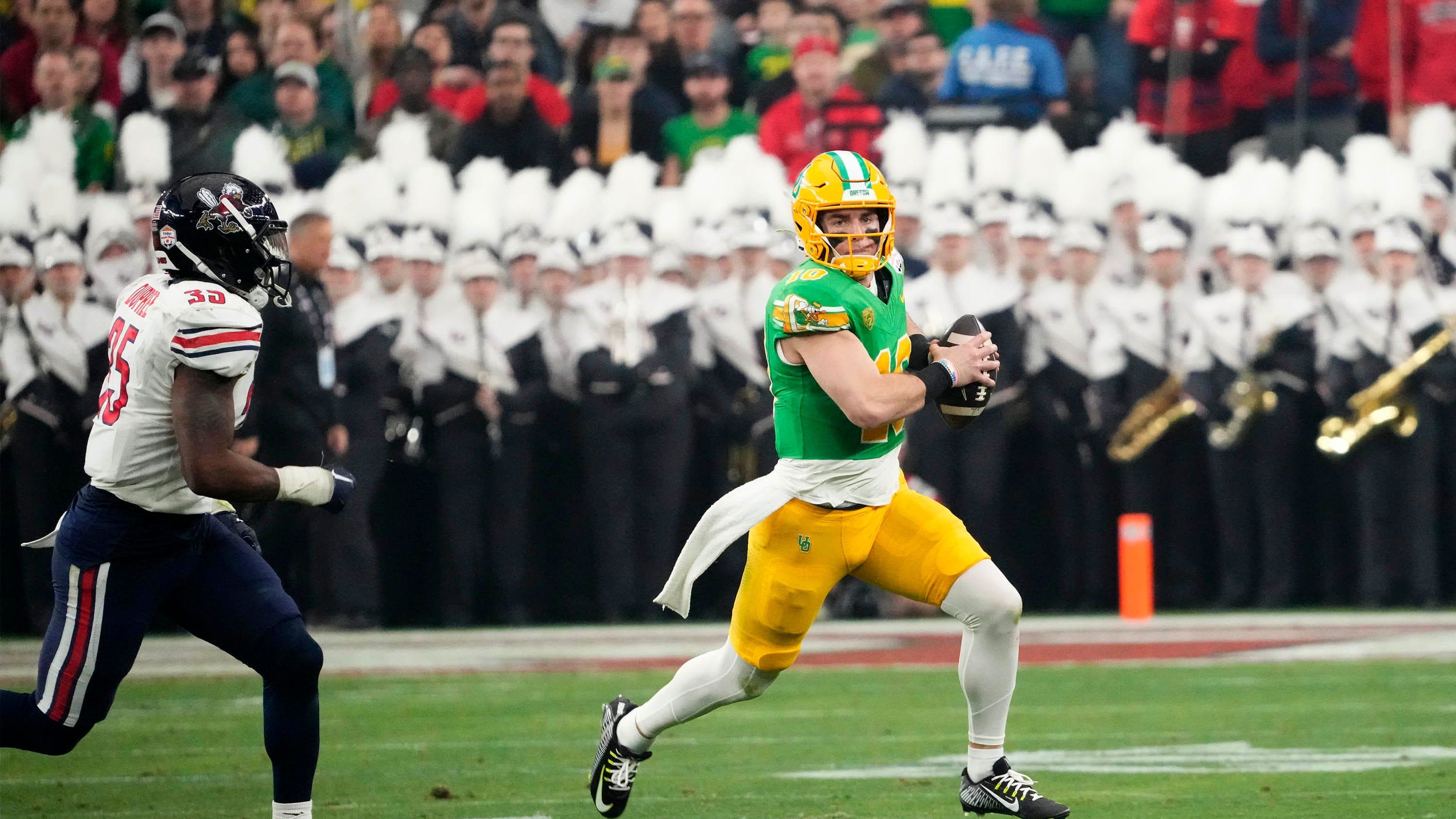 Oregon Ducks quarterback Bo Nix (10) runs for a first down.