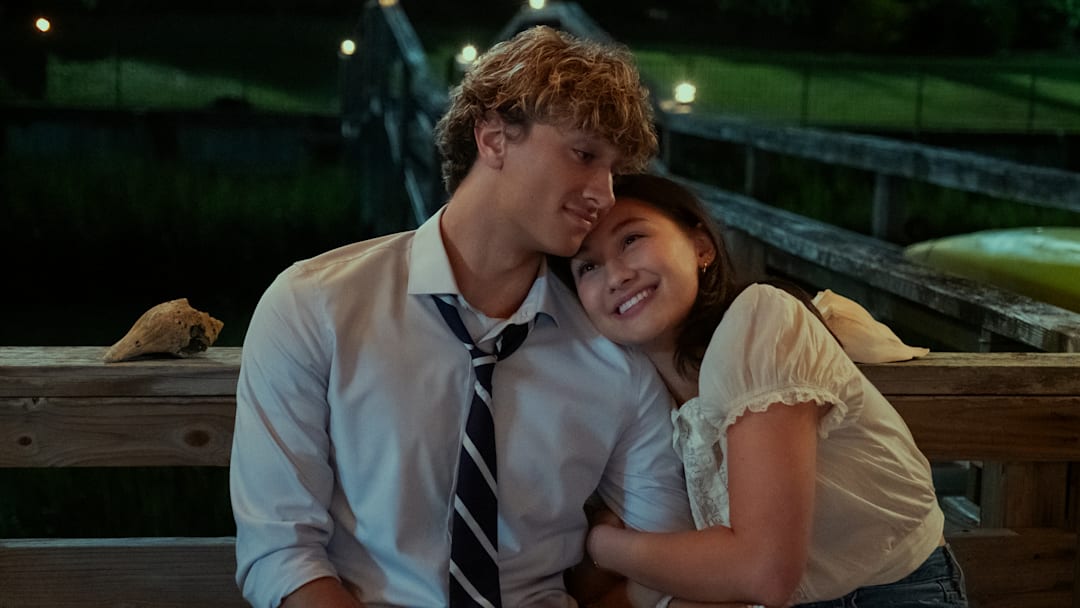 Belly (Lola Tung) and Jeremiah (Gavin Casalegno) in THE SUMMER I TURNED PRETTY