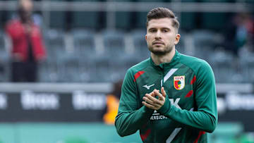1. Fußball Bundesliga: Borussia Mönchengladbach - FC; 22.02.2025 Elvis Rexhbecaj (FC Augsburg, 8) beim Aufwärmen. 1. Fußball Bundesliga: Borussia Mönchengladbach - FC Augsburg; Borussia Park, Mönchengladbach; 22.02.2025 DFL regulations prohibit any use of photographs as image sequences and or quasi video. *** 1 Bundesliga Borussia Mönchengladbach FC 22 02 2025 Elvis Rexhbecaj FC Augsburg, 8 warming up 1 Bundesliga Borussia Mönchengladbach FC Augsburg Borussia Park, Mönchengladbach 22 02 2025 DFL