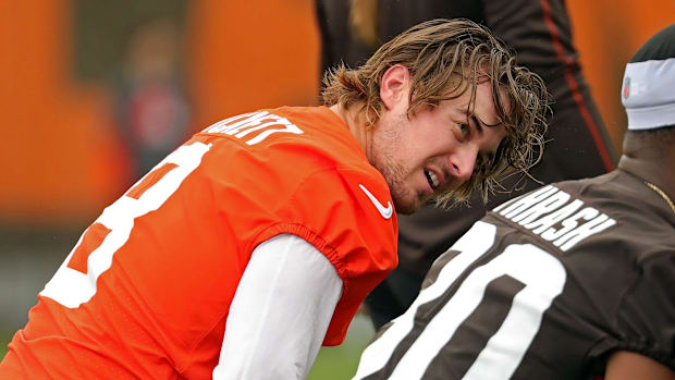 Cleveland Browns quarterback Kenny Pickett chats with wide receiver Jamari Thrash (80) during an NFL practice at the Clevelan