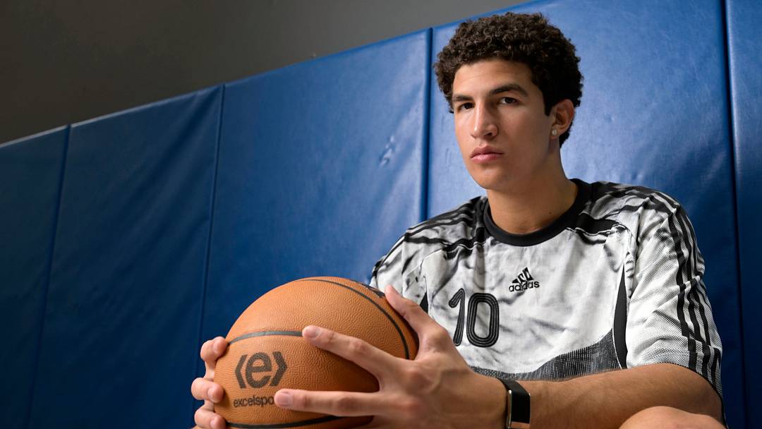 Karim López nació en Hermosillo y este martes será seleccionado en la primera ronda del Draft de NBA. Karim López nació en Hermosillo y este martes será seleccionado en la primera ronda del Draft de NBA.