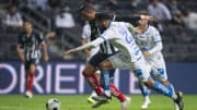 Funes Mori y Martínez en la pelea de un balón.