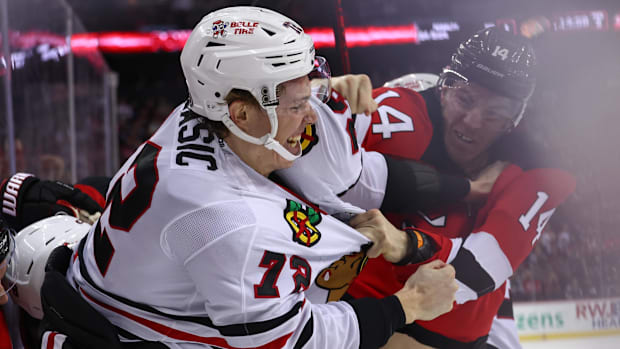 Hockey players fightini