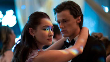 Lola Tung (Belly), Christopher Briney (Conrad)