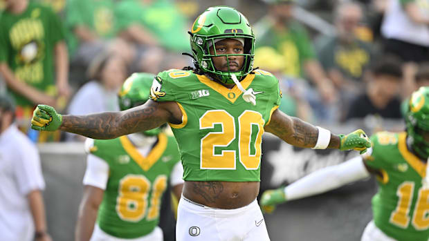 Oregon Ducks running back Jordan James (20) warms up before a game