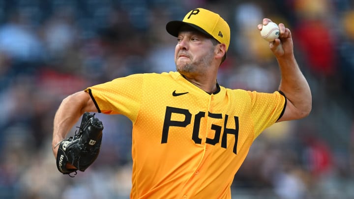 Rich Hill lanzó el año pasado con los Piratas