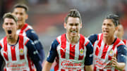 Jugadores de las Chivas del Guadalajara celebran un gol.