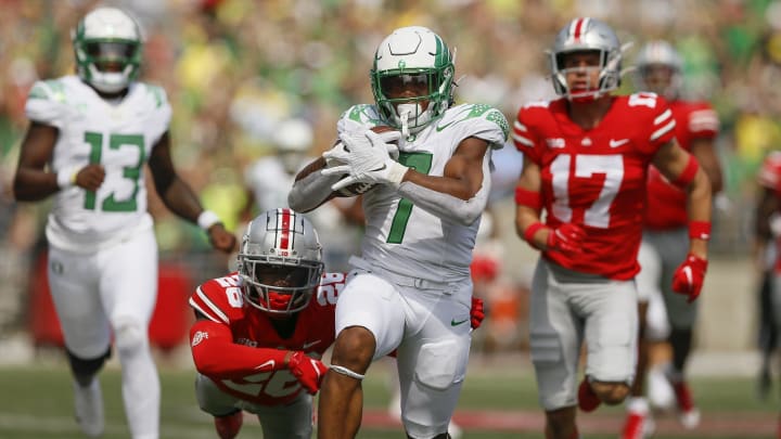 Oregon running back CJ Verdell (7) runs past Ohio State safety Bryson Shaw (17) and cornerback Cameron Brown (26) for a 77-yard touchdown.