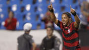 Ronaldinho defendeu o Flamengo na década passada.