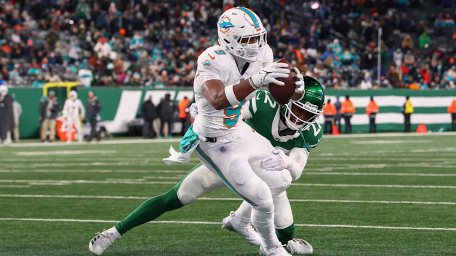 Miami Dolphins tight end Jonnu Smith (9) scores a touchdown during the fourth quarter of their game against the New York Jets at MetLife Stadium.  | Ed Mulholland-Imagn Images