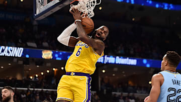 James no pudo evitar la derrota de los Lakers 
