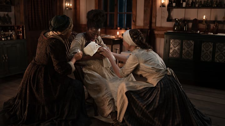 Outlander_803_Abies Fraseri_Left to Right: Sapphire Joy ("Binta"), Estella Daniels ("Susannah Whitaker"), and Caitríona Balfe (“Claire Fraser”)