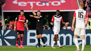 Schiedsrichter Dr. Felix Brych stand am Samstagnachmittag im Mittelpunkt