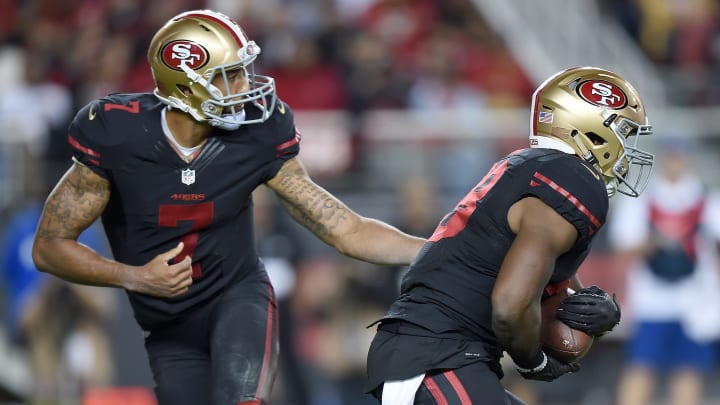 San Francisco 49ers quarterback Colin Kaepernick (L) and running back Carlos Hyde (R)