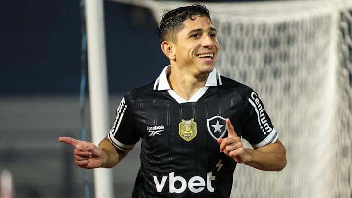 Savarino marcou e o Botafogo segue na luta pelo título inédito Savarino marcou e o Botafogo segue na luta pelo título inédito