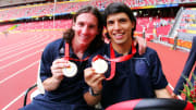 Lionel Messi y Sergio Agüero celebrando la obtención de la medalla de oro en los Juegos Olímpicos de 2008