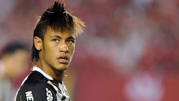 Neymar volta ao Brasil após década brilhando no exterior. 