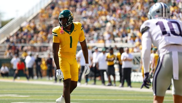 Baylor Bears tight end Michael Trigg (1) lines up against Kansas State Wildcats safety Logan Bartley (10)