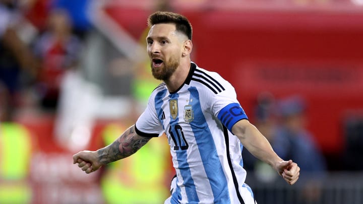 Messi continua firme no comando da Argentina.