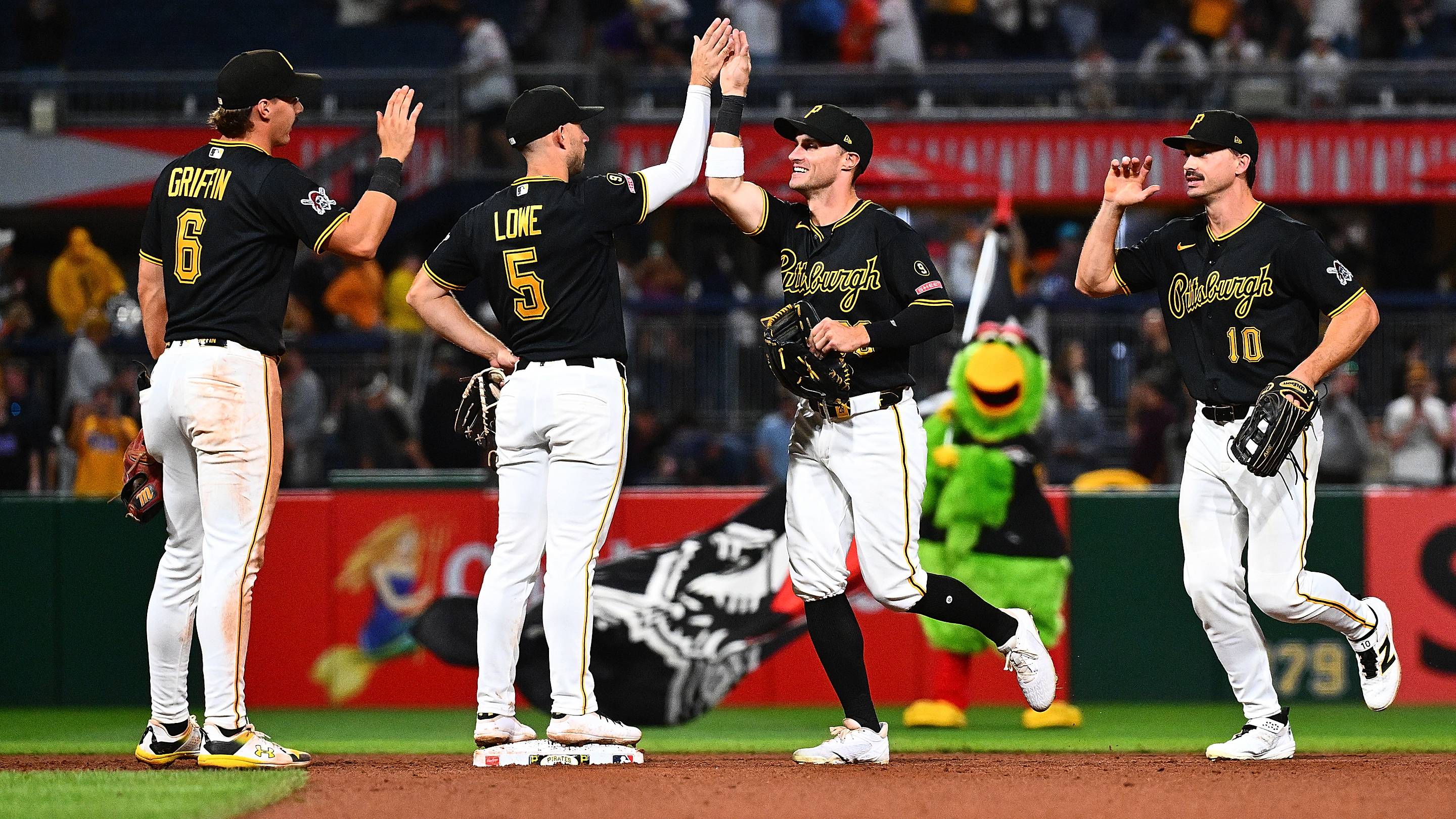 Pirates offense just embarrassed the Steelers in the funniest possible way