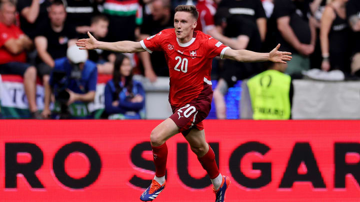 La Suisse fait le break avant la pause grâce à un but de Michel Aebischer. La Suisse fait le break avant la pause grâce à un but de Michel Aebischer.
