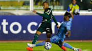 Com lesão no tornozelo, Mayke é mais um problema para o Palmeiras.