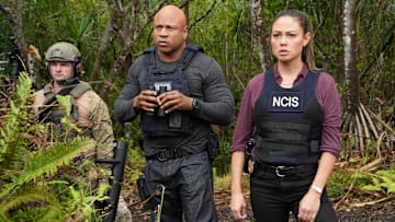 “Crash and Burn” – Following the crash of a prisoner transport plane, the NCIS team must find the convicts that escaped onto the island. Meanwhile, Sam Hanna and Tennant are tasked with locating a high-profile Russian prisoner known as “The Chemist,” on the conclusion of the two-part season three premiere of the CBS Original series NCIS: HAWAI’I, Monday, Feb. 19 (10:00-11:00 PM, ET/PT) on the CBS Television Network, and streaming on Paramount+ (live and on demand for Paramount+ with SHOWTIME