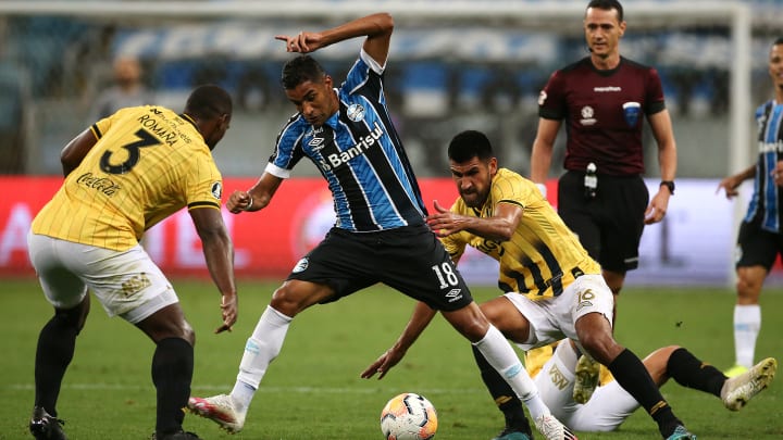 Meia Isaque, que pertence ao Grêmio, chega a São Januário por empréstimo Meia Isaque, que pertence ao Grêmio, chega a São Januário por empréstimo