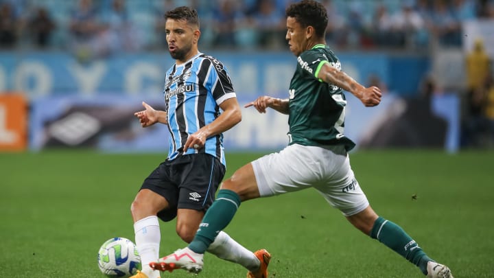 Com objetivos diferentes, Grêmio e Palmeiras medem forças pela 14ª rodada do Brasileirão.