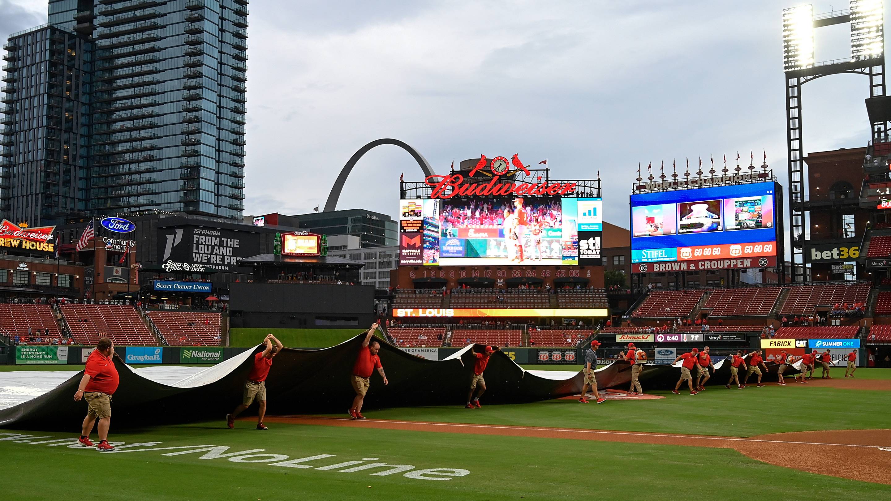 Royals vs. Cardinals start time: Rain delay and weather updates from St. Louis