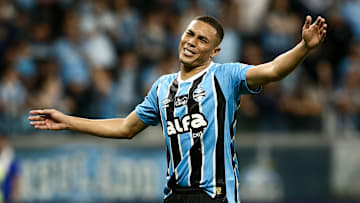 Carlos Vinicius é o centroavante titular do Grêmio