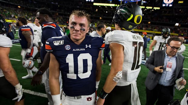 Auburn quarterback Bo Nix (10) shakes hands with Oregon quarterback Justin Herbert (10) after the game at AT&T Stadium in