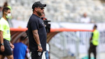 Gramado ruim e pouca inspiração dos suplentes marca primeira derrota do Galo na temporada
