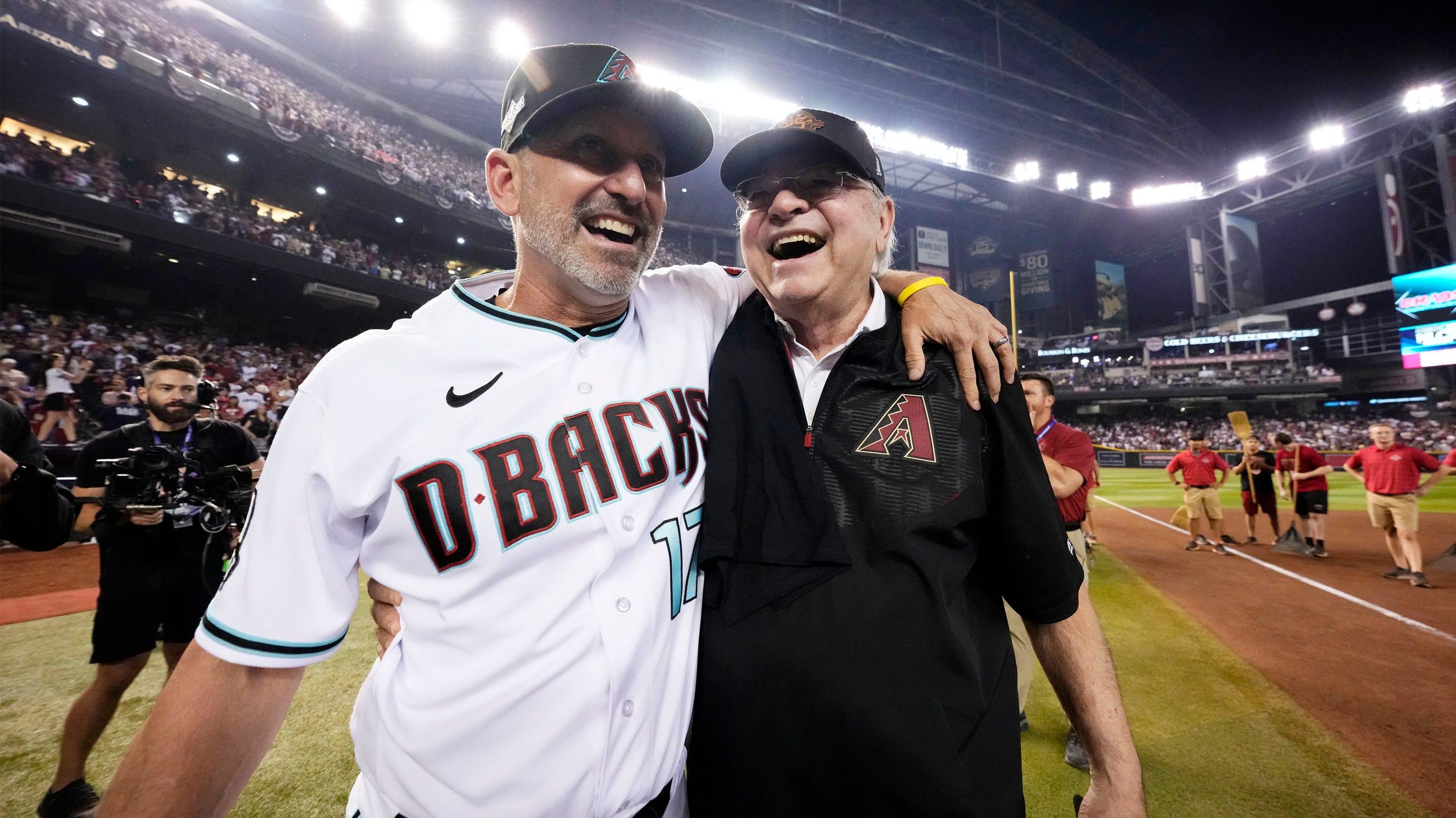 Arizona Diamondbacks manager Torey Lovullo (17) and Managing General Partner Ken Kendrick celebrate a sweep of the Dodgers.