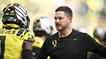Oct 26, 2024; Eugene, Oregon, USA; Oregon Ducks head coach Dan Lanning visits with players before a game against the Illinois Fighting Illini at Autzen Stadium.